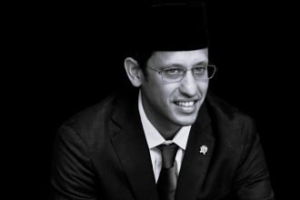 Nadiem Makarim, pendiri Gojek yang sukses, beralih ke dunia politik sebagai Menteri Pendidikan dan Kebudayaan. Namun, setelah menjual sahamnya di Gojek dan terlibat dalam kasus korupsi pengadaan laptop Chromebook, ia ditahan oleh Kejaksaan Agung. Kasus ini menyoroti pentingnya integritas dan transparansi dalam dunia politik dan bisnis.