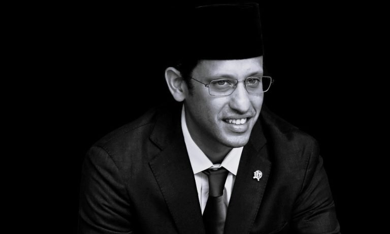 Nadiem Makarim, pendiri Gojek yang sukses, beralih ke dunia politik sebagai Menteri Pendidikan dan Kebudayaan. Namun, setelah menjual sahamnya di Gojek dan terlibat dalam kasus korupsi pengadaan laptop Chromebook, ia ditahan oleh Kejaksaan Agung. Kasus ini menyoroti pentingnya integritas dan transparansi dalam dunia politik dan bisnis.