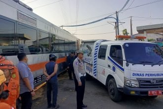 Kereta Api (KA) no 96 Harina Relasi Bandung-Semarang-Surabaya tertemper truk pengangkut kedelai di perlintasan terjaga Kaligawe, Semarang, antara Petak Jalan Semarang Tawang-Alastua, Jawa Tengah pada Kamis (8/5/2025). (Dok. KAI Daop 4 Semarang)