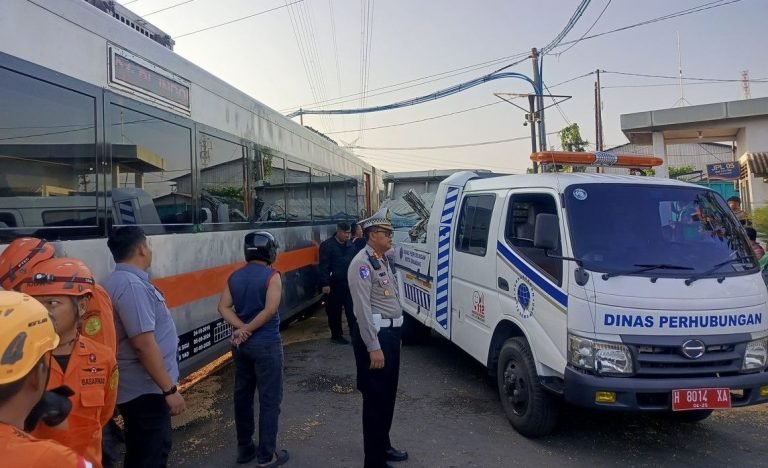 Kereta Api (KA) no 96 Harina Relasi Bandung-Semarang-Surabaya tertemper truk pengangkut kedelai di perlintasan terjaga Kaligawe, Semarang, antara Petak Jalan Semarang Tawang-Alastua, Jawa Tengah pada Kamis (8/5/2025). (Dok. KAI Daop 4 Semarang)