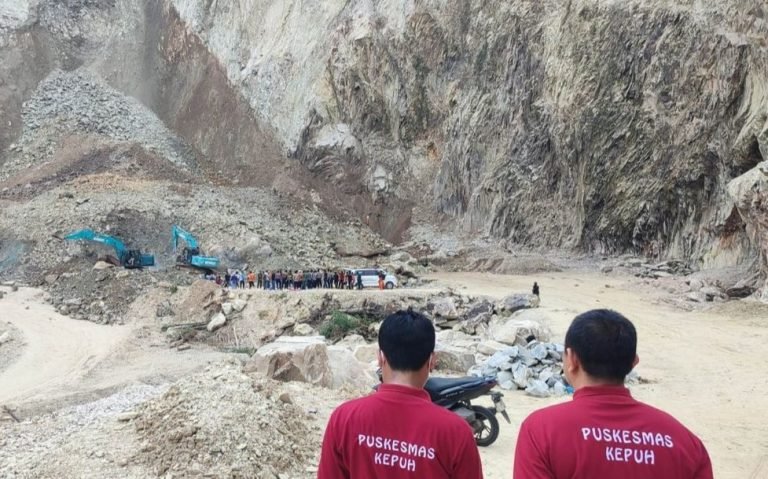 Tambang Galian C di Gunung Kuda, Kabupaten Cirebon, mengalami longsor pada Jumat (30/5/2025). 6 orang tewas, 5 luka, 2 lainnya hilang.