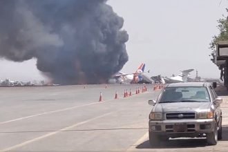 Pesawat operasional terakhir di bandara Sanaa, Yaman yang akan digunakan untuk mengangkut jemaah haji, hangus terbakar akibat serangan jet tempur Israel.(X @Khaled alshaief)
