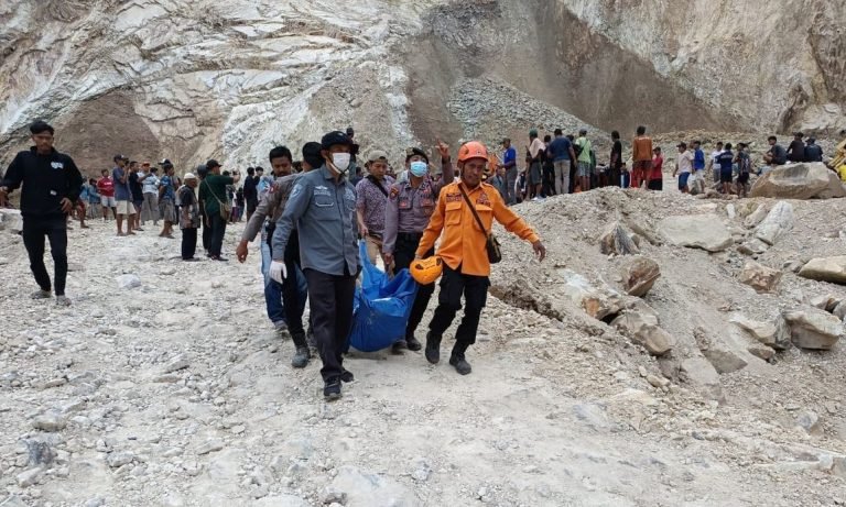 Tim SAR Gabungan mengevakuasi korban longsor tambang Galian C Gunung Kuda, Cirebon.