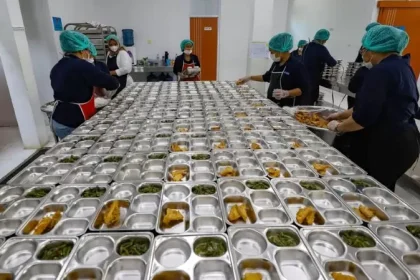 BGN mengajukan anggaran untuk program MBG tahun 2026 sebesar Rp 335 triliun. Sasaran 82,9 juta penerima. Dalam setiap bulan sebesar Rp25 triliun.