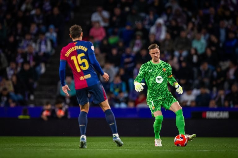 KEMBALI BERMAIN - Kiper utama Blaugrana, Marc-André ter Stegen, kembali bermain setelah 7 bulan absen. Stegen menjadi starter dalam pertandingan Real Valladolid vs Barcelona, di Stadion Jose Zorrilla, Minggu (4/5/2025) dini hari. (X @mterstegen1)