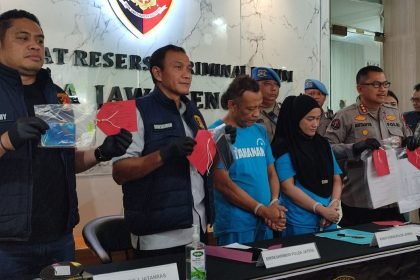 Ketua PP Blora, Mbah Mun dan istrinya (berbaju tahanan) dihadirkan dalam konferensi pers di Mapolda Jateng