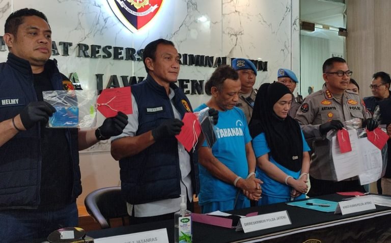 Ketua PP Blora, Mbah Mun dan istrinya (berbaju tahanan) dihadirkan dalam konferensi pers di Mapolda Jateng