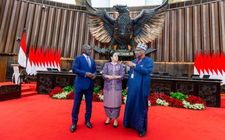 Ketua DPR RI Puan Maharani didapuk sebagai Presiden Uni Parlemen negara-negara yang tergabung dalam Organisasi Kerjasama Islam (OKI), di Gedung DPR, Kompleks Parlemen, Senayan, Jakarta, Rabu (1452025).