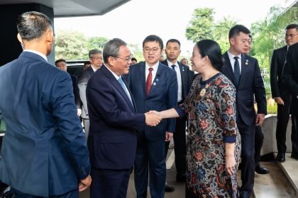 Ketua DPR RI Puang Maharani menjabat tangan PM China Li Qiang sebelum pertemuan bilateral kedua negara di Jakarta, Minggu (25/5/2025)