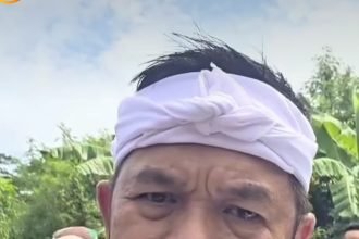 Gubernur Jawa Barat saat mengunjungi keluarga korban Ledakan Amunisi Garut