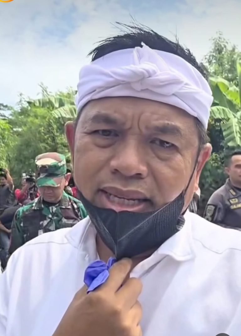 Gubernur Jawa Barat saat mengunjungi keluarga korban Ledakan Amunisi Garut