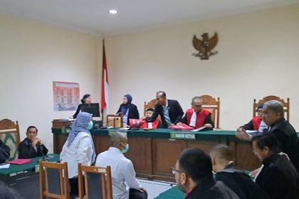 Dua Terdakwa Taufik Eko Nugroho (eks Kaprodi PPDS Anastesi Undip) dan Staf Admin PPDS Sri Maryani (berbaju putih) saat menjalani sidang perdana pembacaan dakwaan di Pengadilan Negeri Semarang, Senin (26/5/2025). Foto Bay