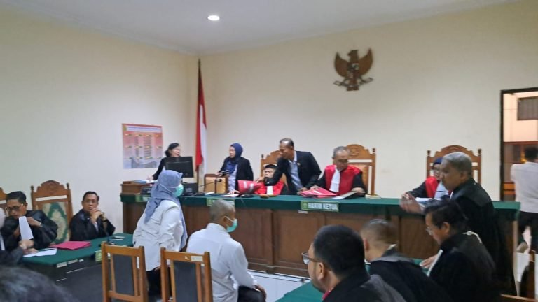 Dua Terdakwa Taufik Eko Nugroho (eks Kaprodi PPDS Anastesi Undip) dan Staf Admin PPDS Sri Maryani (berbaju putih) saat menjalani sidang perdana pembacaan dakwaan di Pengadilan Negeri Semarang, Senin (26/5/2025). Foto Bay
