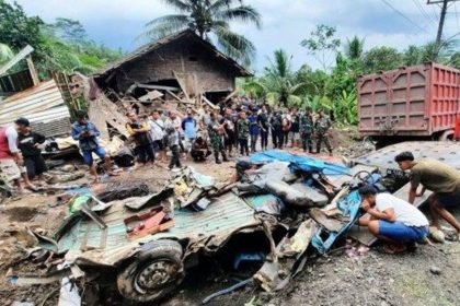 Kondisi angkot rombongan guru dari yang ditabrak truk pasir, ringsek hingga gepeng.