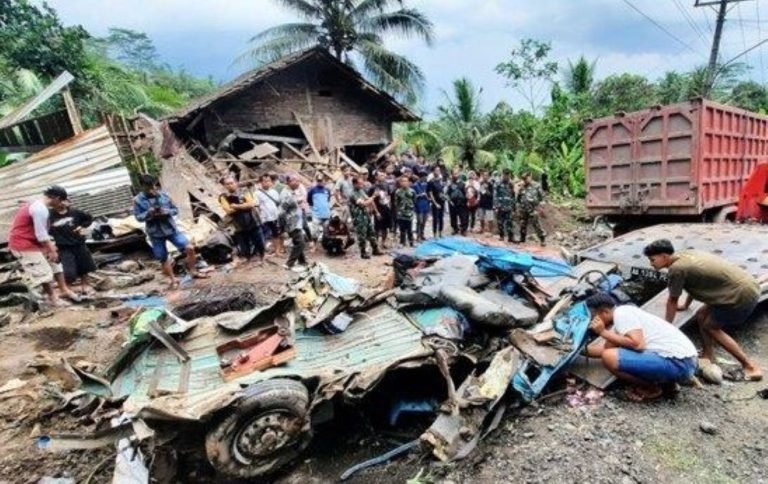 Kondisi angkot rombongan guru dari yang ditabrak truk pasir, ringsek hingga gepeng.