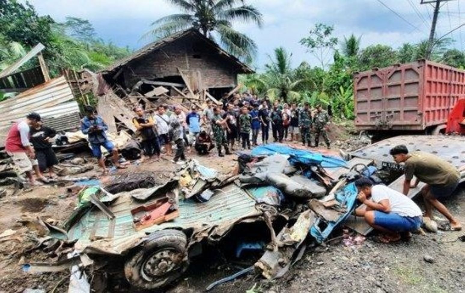 Kondisi angkot rombongan guru dari yang ditabrak truk pasir, ringsek hingga gepeng.