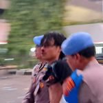 Peserta aksi massa peringatan Hari Buruh Internasional (May Day) di Semarang ditangkap polisi dalam kondisi terluka dan hidung patah, Kamis (1/5/2025). (bai)