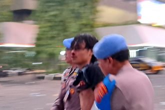 Peserta aksi massa peringatan Hari Buruh Internasional (May Day) di Semarang ditangkap polisi dalam kondisi terluka dan hidung patah, Kamis (1/5/2025). (bai)