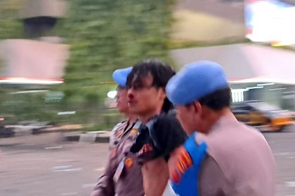 Peserta aksi massa peringatan Hari Buruh Internasional (May Day) di Semarang ditangkap polisi dalam kondisi terluka dan hidung patah, Kamis (1/5/2025). (bai)