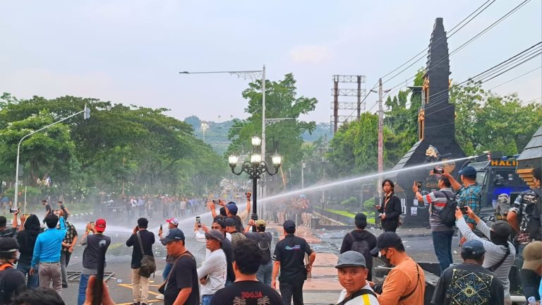 Polisi menyemprotkan water cannon ke arah massa aksi May Day di Jalan Pahlawan Semarang, Kamis (1/5/2025).