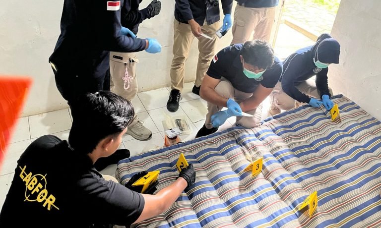 Polisi melakukan olah TKP di kasus predator seksual amak di Jepara. (Dok Polda Jateng)
