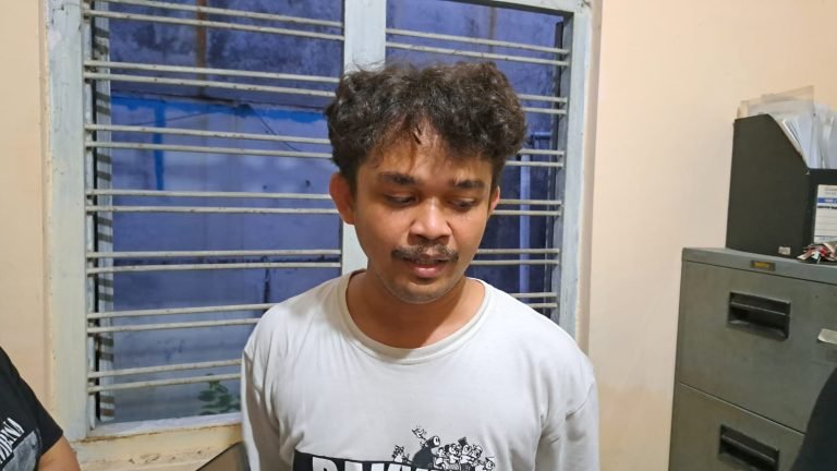 Perwakilan LBH Semarang, M Safali saat menjelaskan perkembangan pendampingan tersangka kasus demo May Day.