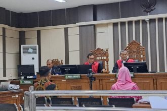 Mbak Ita dan Alwin mengikuti sidang perkara korupsi di Pengadilan Tipikor Semarang. (bai)