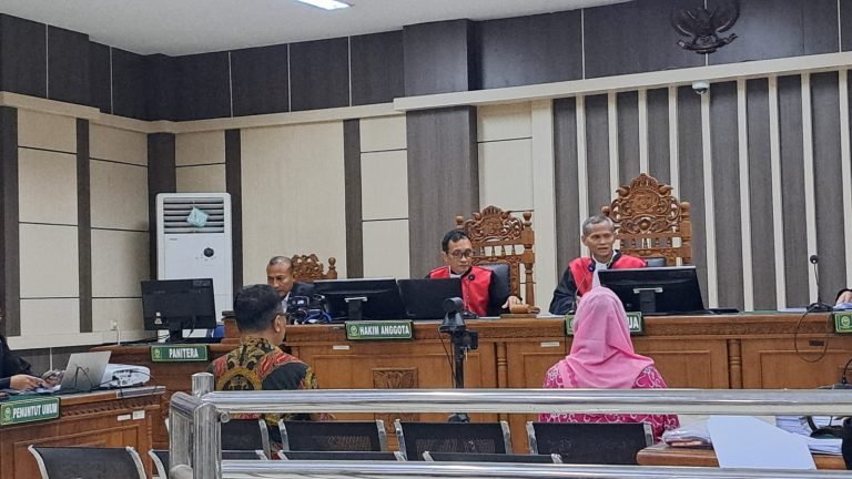 Mbak Ita dan Alwin mengikuti sidang perkara korupsi di Pengadilan Tipikor Semarang. (bai)