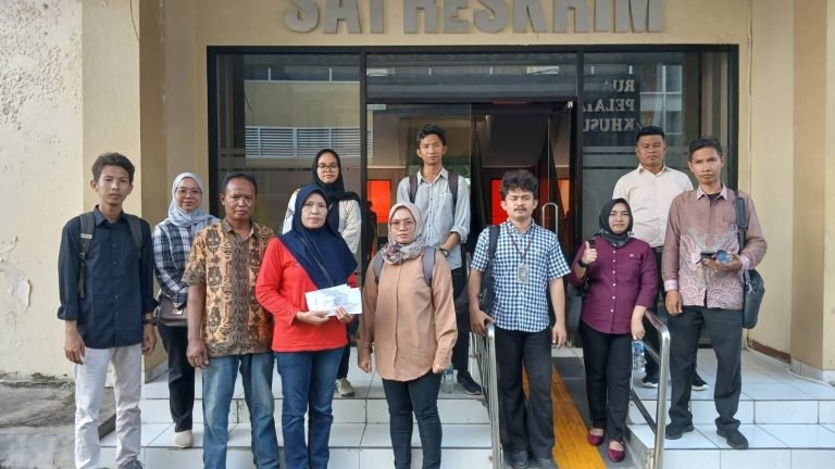 Tim Advokasi May Day Semarang usai mengajukan permohonan penangguhan penahanan tersangka di Polrestabes Semarang. (dok tim advokasi)