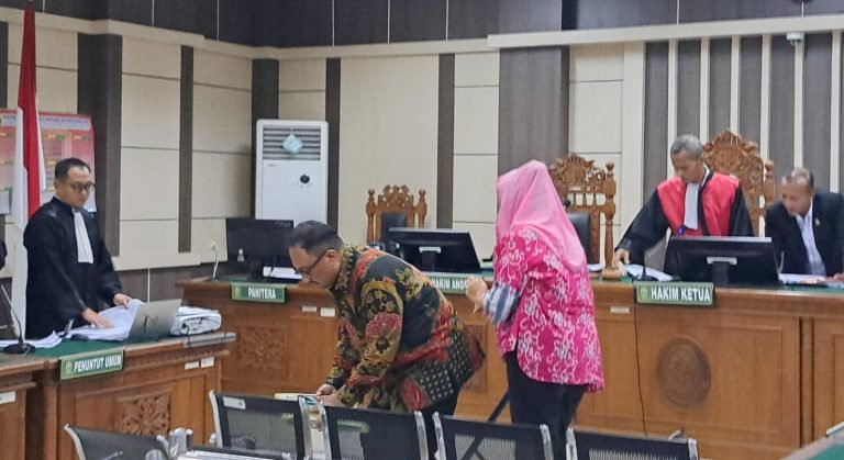 Mbak Ita (kerudung pink) dan suaminya, Alwin Basri beranjak usai mengikuti sidang korupsinya di Pengadilan Tipikor Semarang.