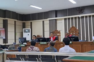 Kasubbag Perencanaan dan Evaluasi Dinas Pendidikan (Disdik) Kota Semarang, Yudia Setiandradi (baju putih) sedang bersaksi di sidang korupsi Pemkot Semarang dengan terdakwa Rachmat U Djangkar