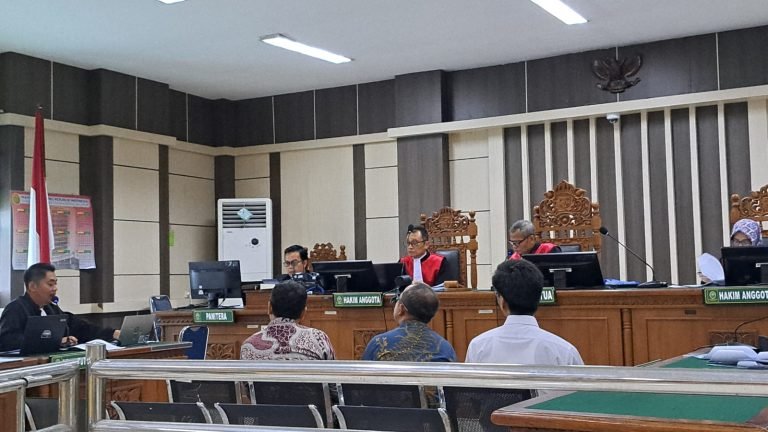 Kasubbag Perencanaan dan Evaluasi Dinas Pendidikan (Disdik) Kota Semarang, Yudia Setiandradi (baju putih) sedang bersaksi di sidang korupsi Pemkot Semarang dengan terdakwa Rachmat U Djangkar