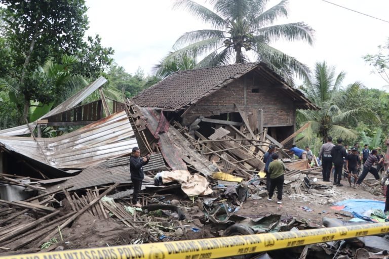 Rumah warga rusak tertabrak truk pasir di Purworejo. Truk sebelumnya menabrak rombongan takziah, hingga menelan 11 korban tewas, Rabu (7/5/2025).