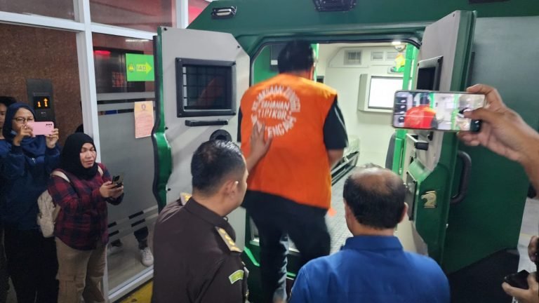 Tersangka digelandang dari kantor kejaksaan menuju tahanan sementara di Semarang.