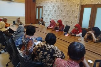 Kepala Dinas Pendidikan Kota Surakarta, Dian Renita mengumpulkan seluruh kepala SMPN Surakarta, Kamis (8/5/2025) di Balaikota.