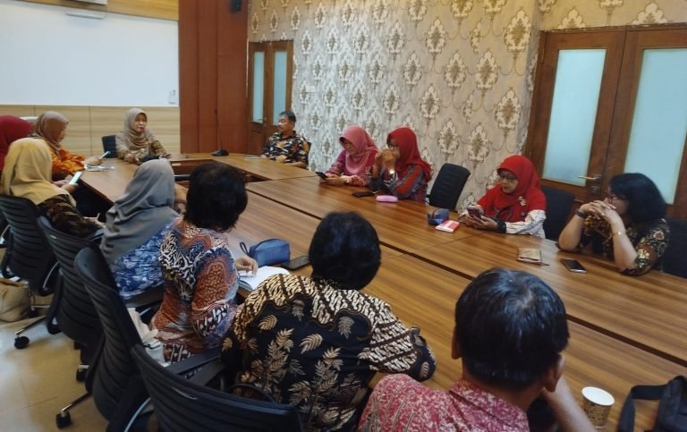 Kepala Dinas Pendidikan Kota Surakarta, Dian Renita mengumpulkan seluruh kepala SMPN Surakarta, Kamis (8/5/2025) di Balaikota.