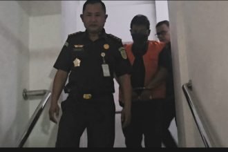 Pihak Kejati Jateng menahan tersangka korupsi pengadaan biji kakao fiktif. (dok kejati jateng)