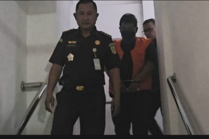 Pihak Kejati Jateng menahan tersangka korupsi pengadaan biji kakao fiktif. (dok kejati jateng)