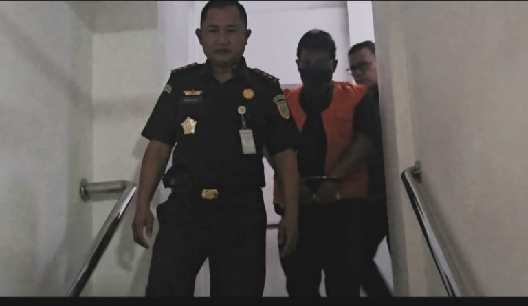 Pihak Kejati Jateng menahan tersangka korupsi pengadaan biji kakao fiktif. (dok kejati jateng)