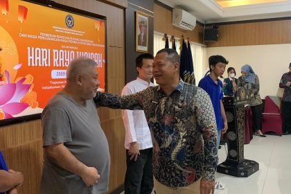 Napi di Lapas Semarang sedang diberi SK remisi khusus Waisak 2025