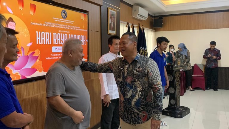 Napi di Lapas Semarang sedang diberi SK remisi khusus Waisak 2025