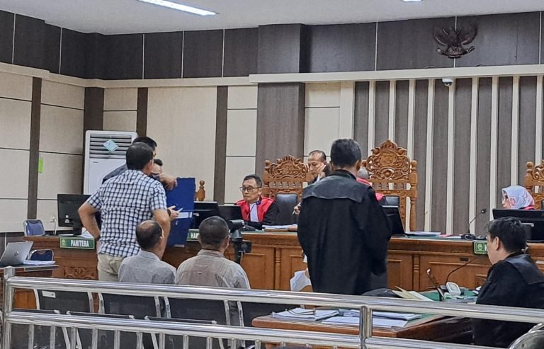 Anggota Gapensi sedang bersaksi di sidang korupsi Mbak Ita