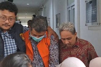 Kaprodi PPDS Undip, Taufik Eko Nugroho keluar ruang kejaksaan dengan kondisi tangan terborgol dan memakai rompi tahanan, Kamis (15/5/2025).