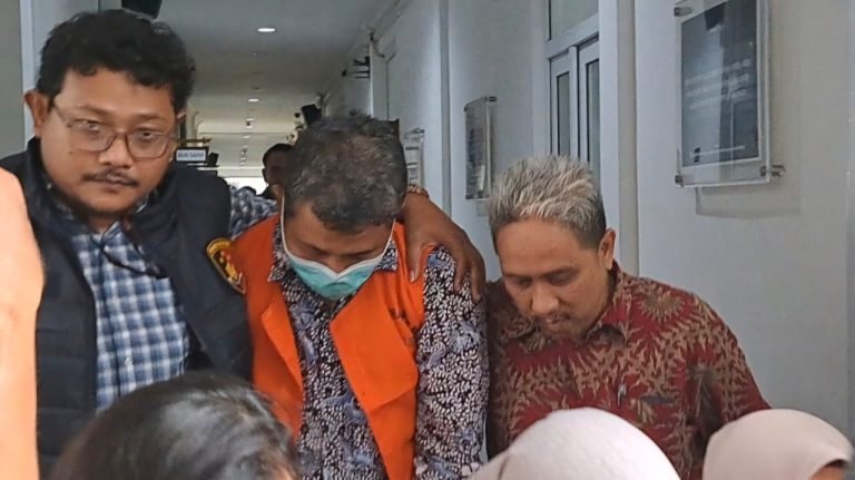 Kaprodi PPDS Undip, Taufik Eko Nugroho keluar ruang kejaksaan dengan kondisi tangan terborgol dan memakai rompi tahanan, Kamis (15/5/2025).