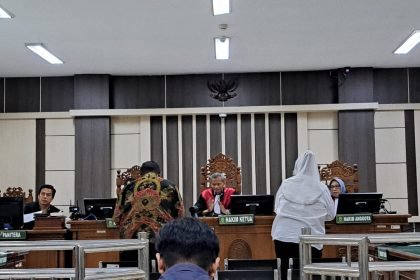 Alwin Basri dan Mbak Ita berdiri usai bersaksi di tengah persidangan kasus korupsi terdakwa Rachmat Djangkar di Pengadilan Tipikor Semarang, Jumat (16/5/2025).
