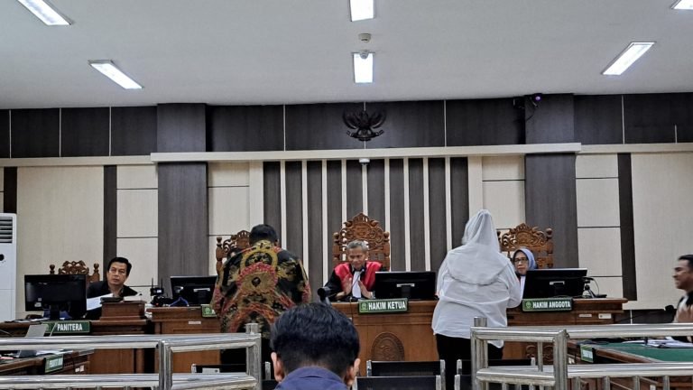 Alwin Basri dan Mbak Ita berdiri usai bersaksi di tengah persidangan kasus korupsi terdakwa Rachmat Djangkar di Pengadilan Tipikor Semarang, Jumat (16/5/2025).