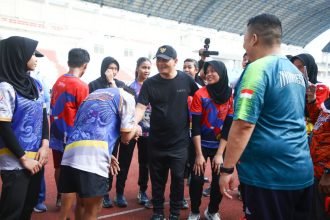 Gubernur Jateng Ahmad Luthfi menyambangi para atlet yang sedang berlatih di Stadion Jatidiri Semarang, Jumat (16/5/2025)