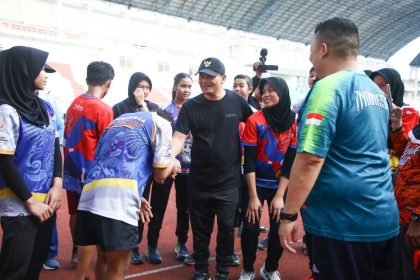Gubernur Jateng Ahmad Luthfi menyambangi para atlet yang sedang berlatih di Stadion Jatidiri Semarang, Jumat (16/5/2025)