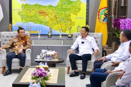 Ahmad Luthfi (kiri) saat menerima audiensi Panitia Solo Raya Great Sale di Kantor Gubernur Jateng, Jumat (16/5/2025). (humas pemprov jateng)