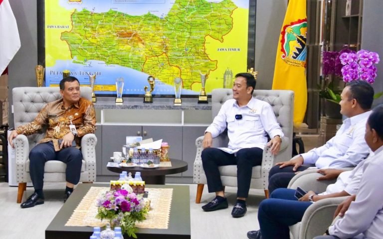 Ahmad Luthfi (kiri) saat menerima audiensi Panitia Solo Raya Great Sale di Kantor Gubernur Jateng, Jumat (16/5/2025). (humas pemprov jateng)